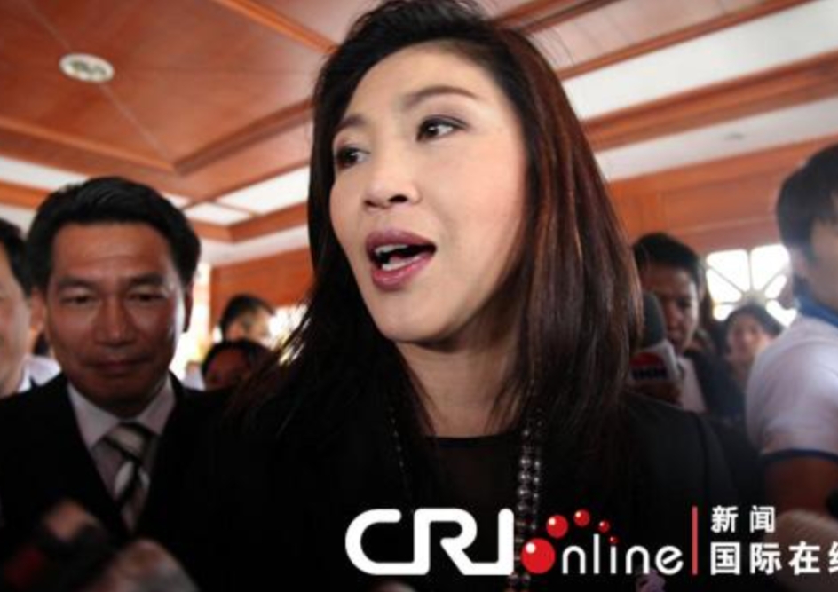 泰：大哥！出事了！
美：咋了？又有什么状况？

泰：我们总理被法院给撤了，录音门
