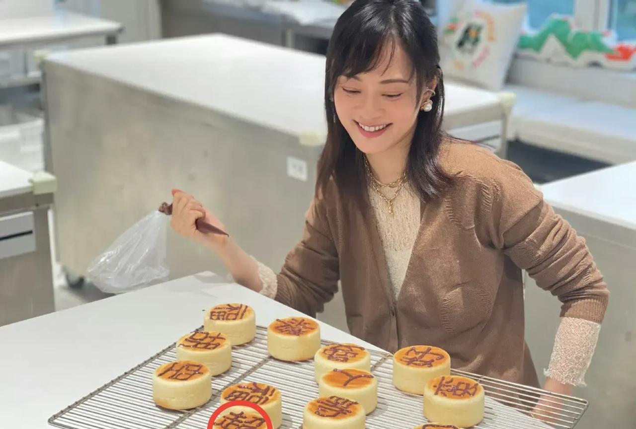 孙俪有多爱邓超，蛋糕上写字，竟然有“超”字，写得还这么漂亮。现在的孙俪，不是晒女