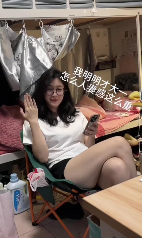 明明才大一怎么人妻感这么重