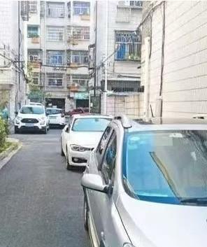 上海，男子开车出门时，发现一辆车停在小区过道转弯处，男子转了好几圈，都发现无法通