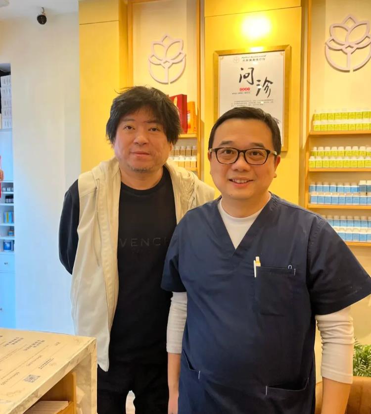 高晓松在英国看诊被偶遇，他整个人变化好大，脸大得像一个圆饼，发型非主流，看着好奇