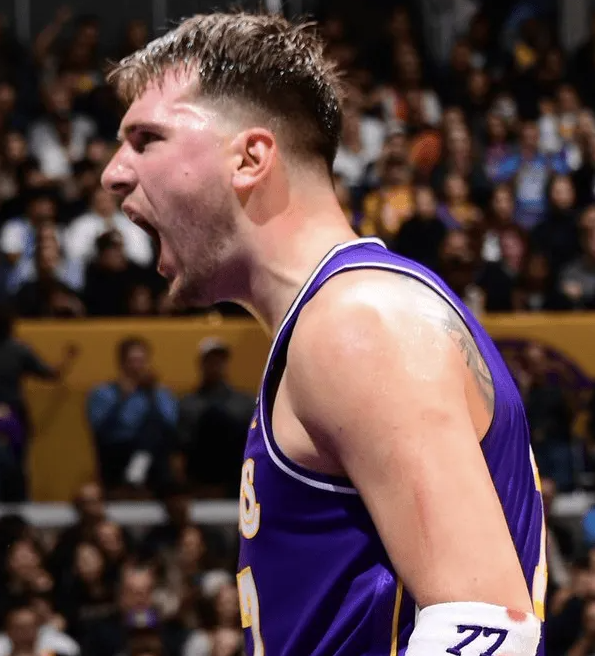 NBA杯小组赛，湖人129-119战胜独行侠。
本场比赛，湖人球员卢卡-东契奇出