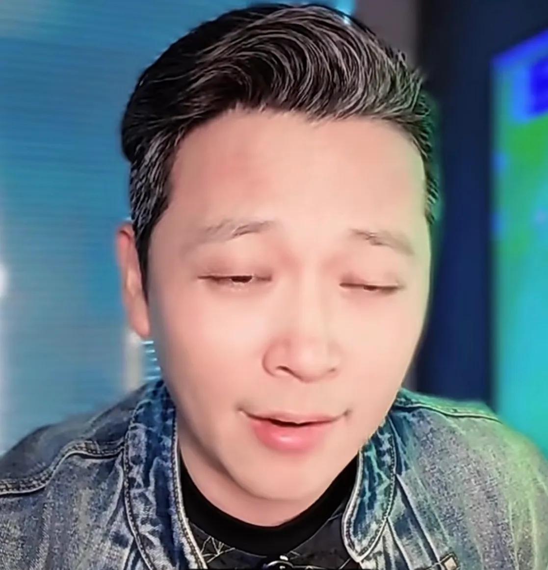 解说员周亮对浙江队的国脚王钰栋进行了批评。他认为王钰栋缺乏自信心，居然还想继续在