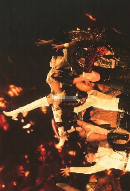 蔡依林的舞台太有质感，将传统爬杆特技玩出全新高度，高水准的力与美搭配现代光影，每