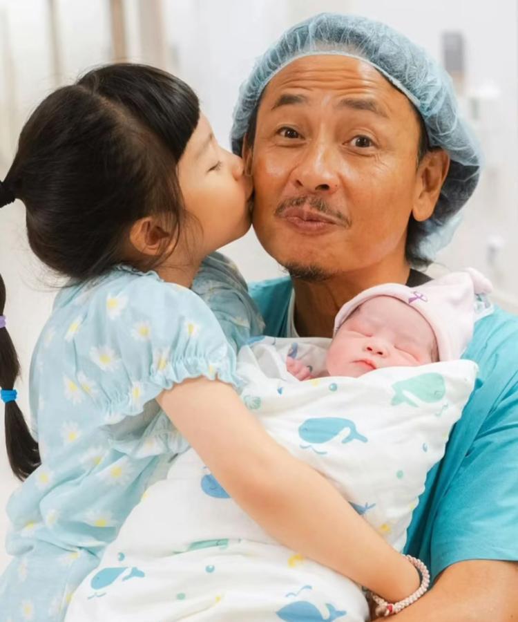 厉害了！黄泽锋58岁太太顺利生下二胎女儿，她们有两个小棉袄了……
真让人羡慕了，