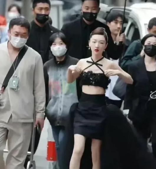 如果没有对比，我一直认为周冬雨穿这件黑色礼服很好看（图一）。
可是有了同款后才惊