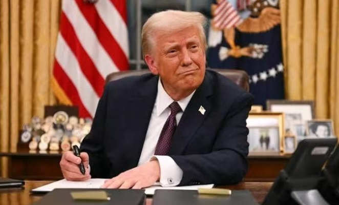 为了美国30万亿债务问题，特朗普绞尽脑汁交出一个“天才”办法，500万美元一张美