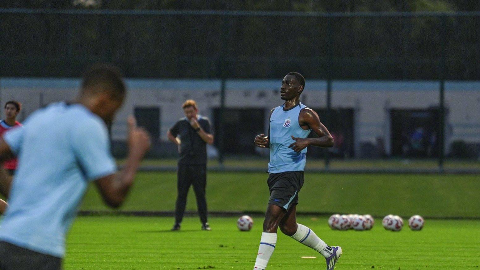 不去国家队！申花外援阿苏埃留队备战中超，米内罗归队开始康复训练