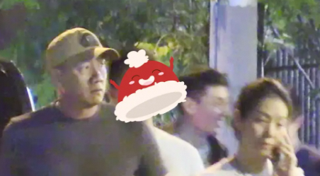 胡军一家外出 父子同框尽显霸气气场