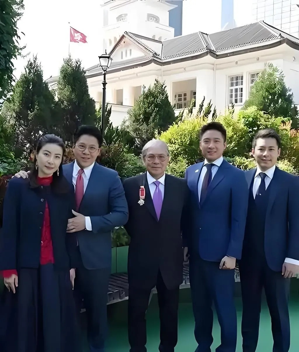 霍家三代爱国事迹











霍启刚，豪门继承人，却不炫富，只炫爱国！