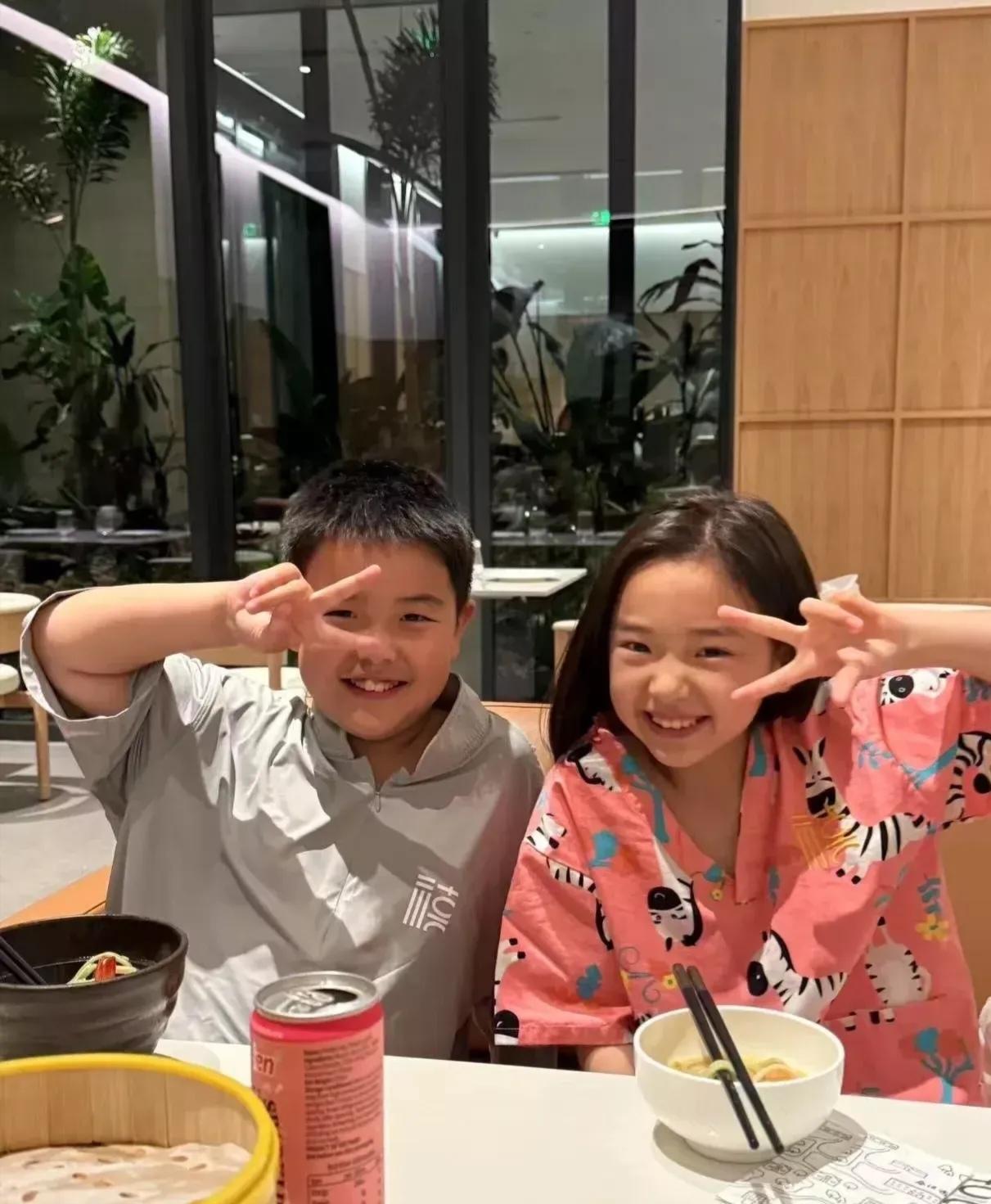 丫丫家的孩子胖嘟嘟的很调皮可爱，董璇家的女儿也特别爱笑活泼开朗
这2个小朋友特别