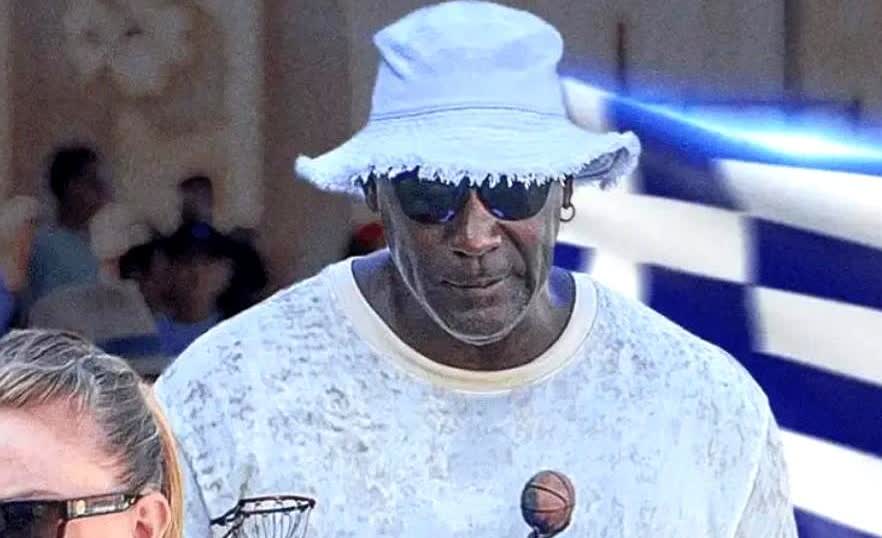 乔丹又上热搜了，这次是因为一顿饭的小费，

他和朋友在意大利吃晚餐，结账几千