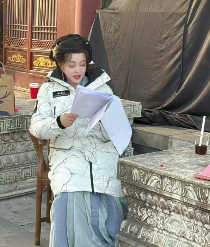 75岁刘晓庆新剧造型，庆奶真的是活到老演到老！ ​​​