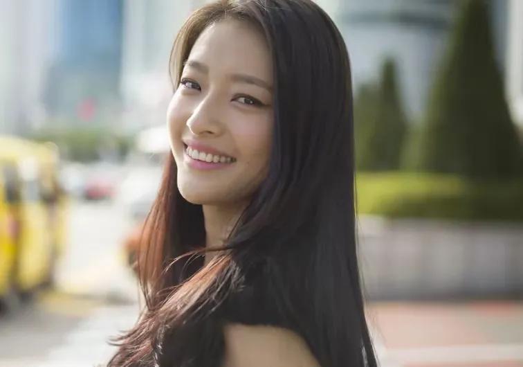 郎月婷，不光戏演的好，而且钢琴弹的好，还是著名的钢琴演奏家。
在北京音乐厅、北京