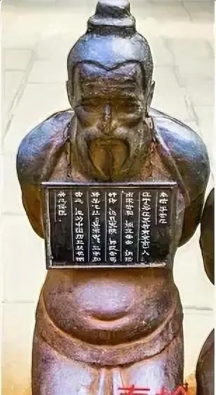 1155年，66岁的秦桧病逝。高宗赵构长吁一口怒气，拔出了靴中的匕首说：“从今以