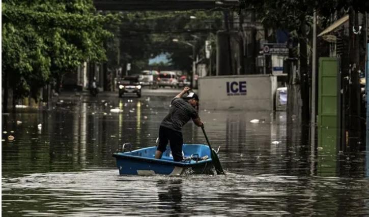 周六清晨，菲律宾马尼拉市多条道路因持续数小时的强降雨（由热带风暴克里斯汀和西南季