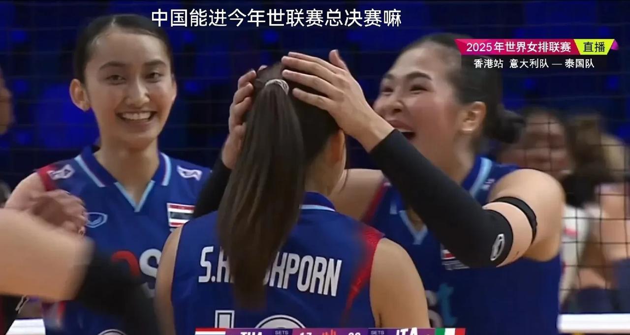 1小时16分钟，意大利女排意料之中的3-0胜了泰国女排。
◆泰国女排加提蓬教练在