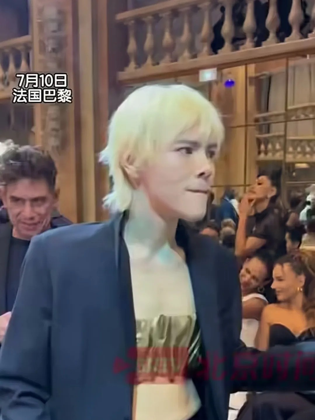 向佐，穿金色抹胸，看来男生也怕露啊