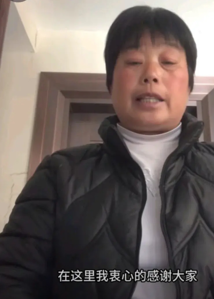 真暖心，罗大美妈妈收到了全国各地网友给她送来的声援信，厚厚一大沓子，甚至有很多网