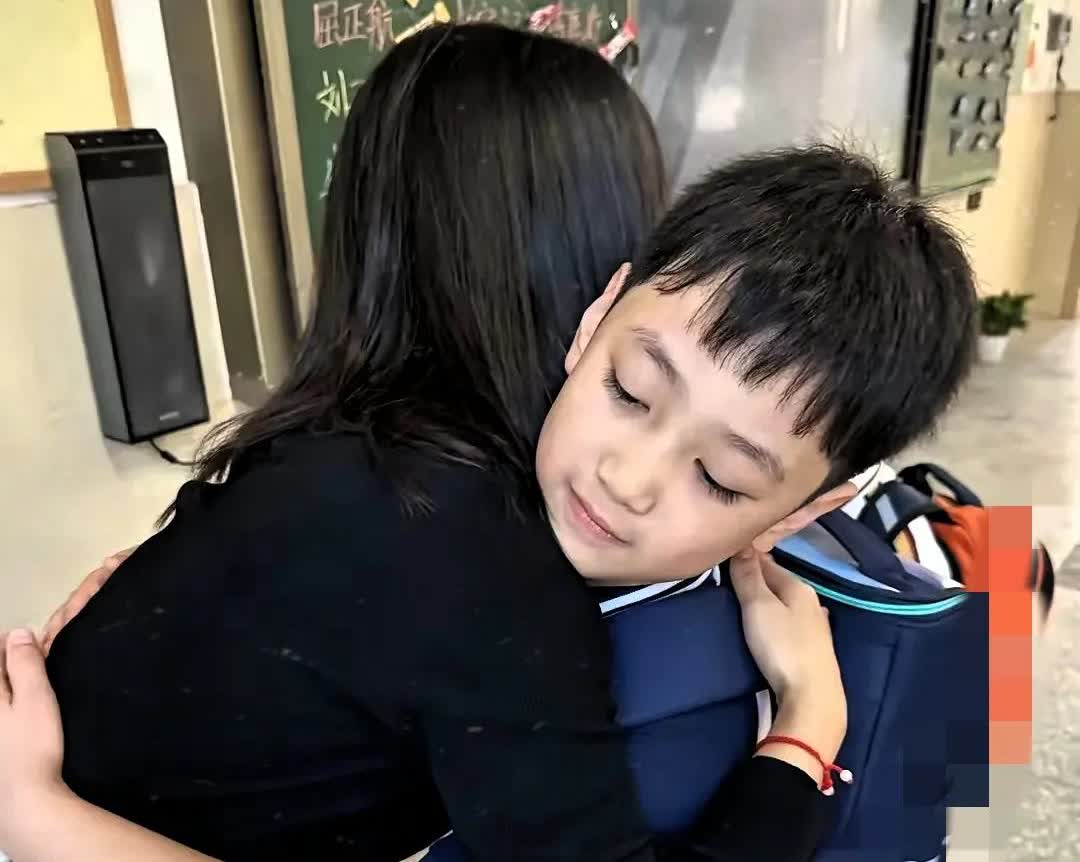 今天刷到个超暖心的事儿！重庆一个小男孩在饭店吃饭，对面女子和去世的妈妈长得极像，