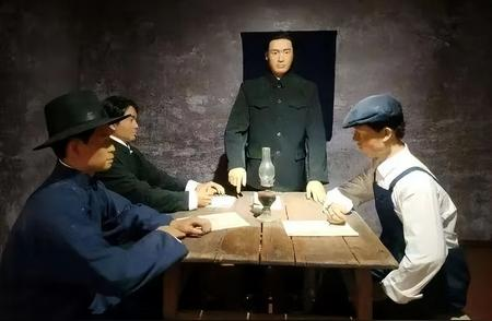 解放前夕的某天，四名地下党成员正在一起吃饭。突然其中一人借故起身，称出去烧开水。