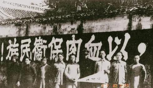 英雄莫问出处，在民族大义之上，一群被视为地痞，流氓的人物，挺身而出组成了一支特别