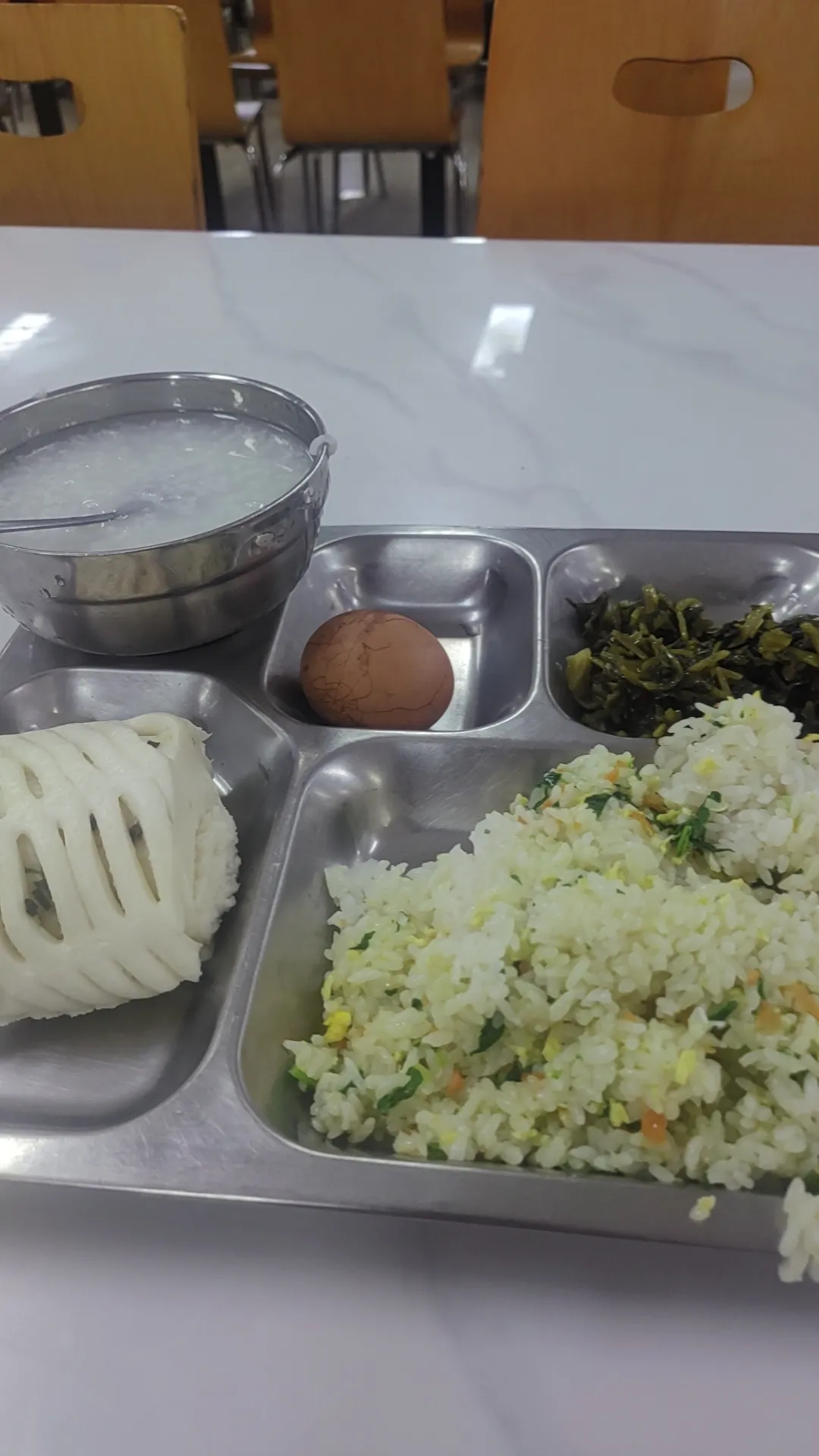 公司食堂早上的稀饭，天天都是勾芡的！怪不得员工大部分都吃成胖子了！