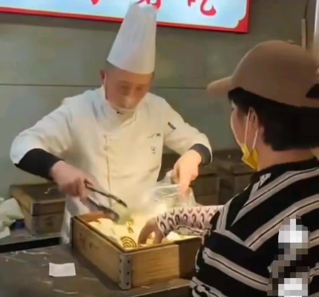 这个女的没公德，没有一点羞耻心呐，别人给她说了不听，硬要下手拿，可把老板气无语了