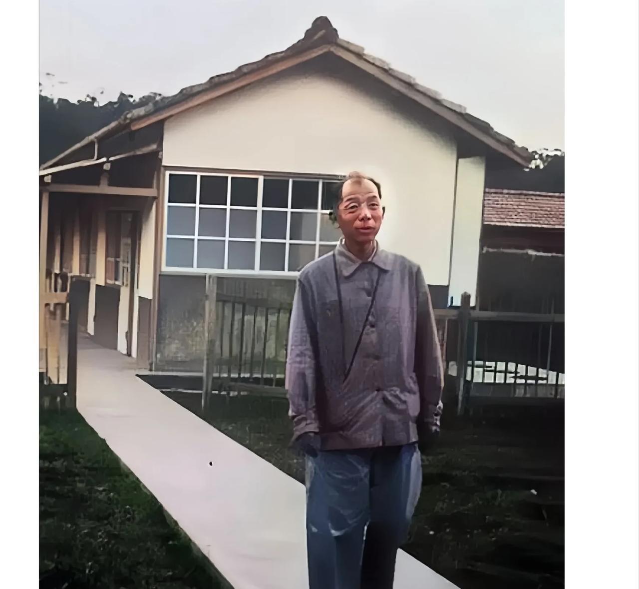 这张照片实在太珍贵了，看看幽禁在台湾时期的张学良吧！这并非演戏，也不是某演员所饰