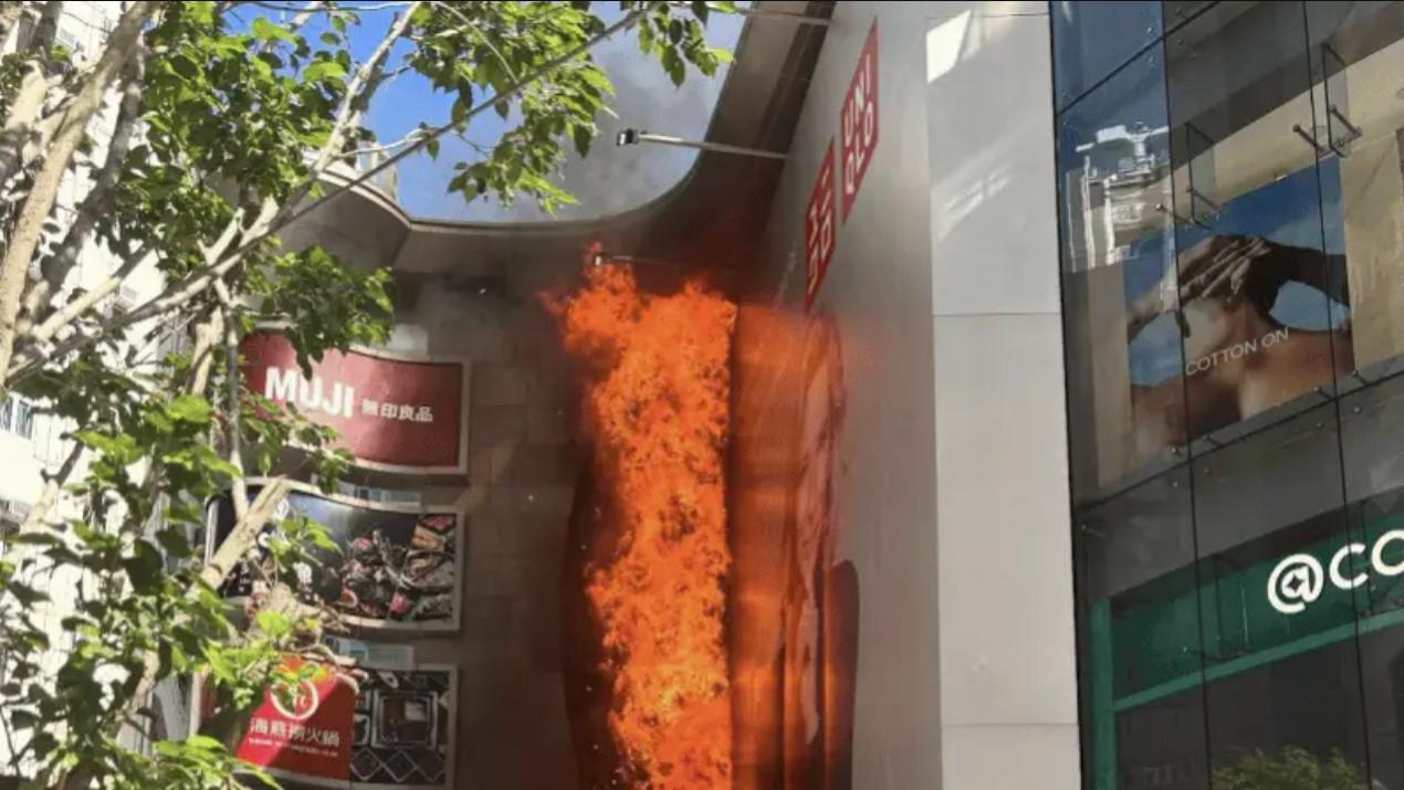香港商场草墙起火，一枚烟头点燃数层高幕墙