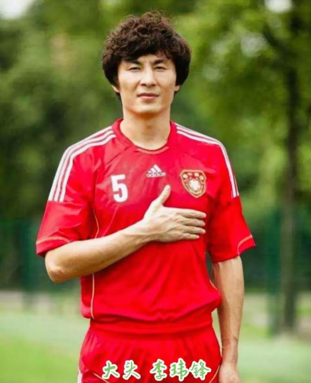 李玮锋这话说得，
真是一针见血！说国足踢新加坡都费劲，
这可太让人着急了。咱这足