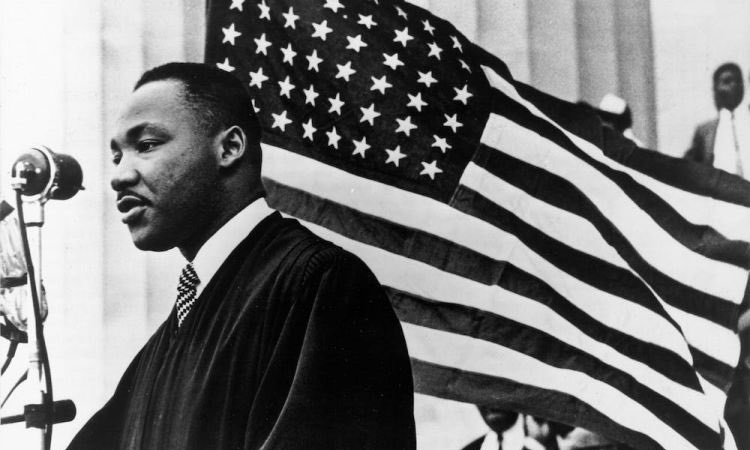 马丁博士：我看了马丁·路德·金的最新资料，最近公开的文件显示，马丁·路德·金博士