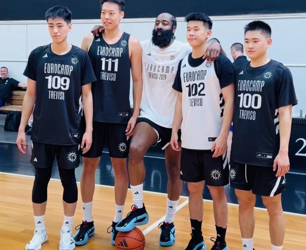 林葳与赵维伦静态天赋展示，两位新生代后卫谁更有机会冲进NBA！
一：林葳：21岁