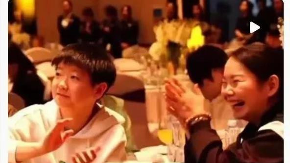 孙颖莎着蓝色卫衣亮相