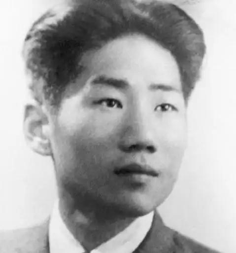 1955年，中央派人前往朝鲜将毛岸英坟墓迁回国，可当大家刚开始挖，就突然跑过来一