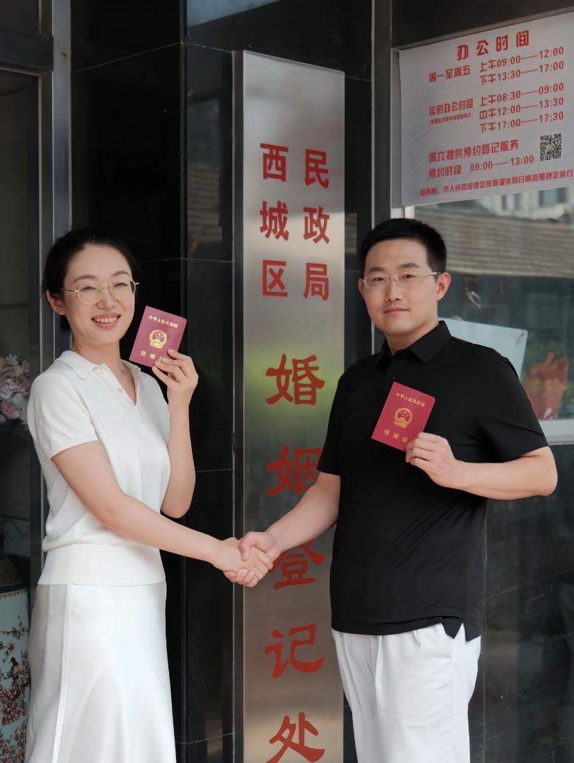 你老婆不简单。