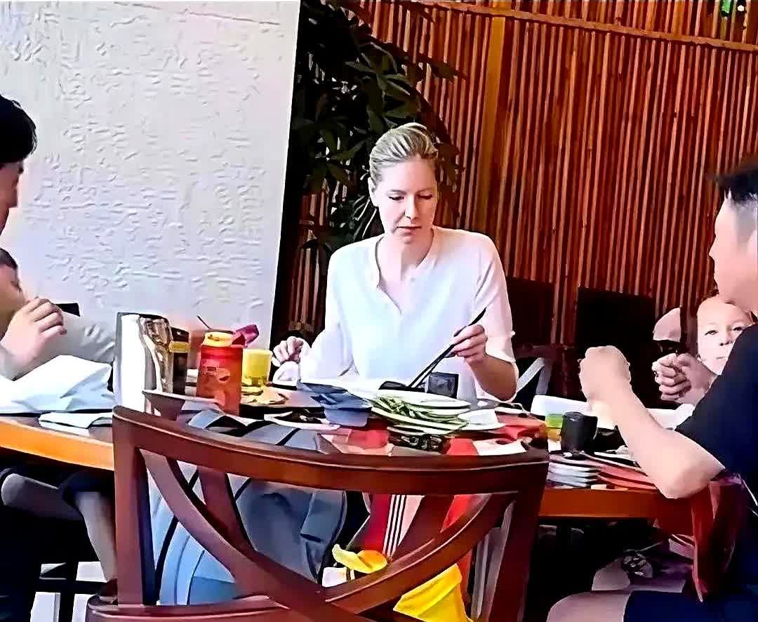 刷到撒贝宁和外国妻子的合照，评论区都炸了：明明差不多大，咋看着像两代人？

