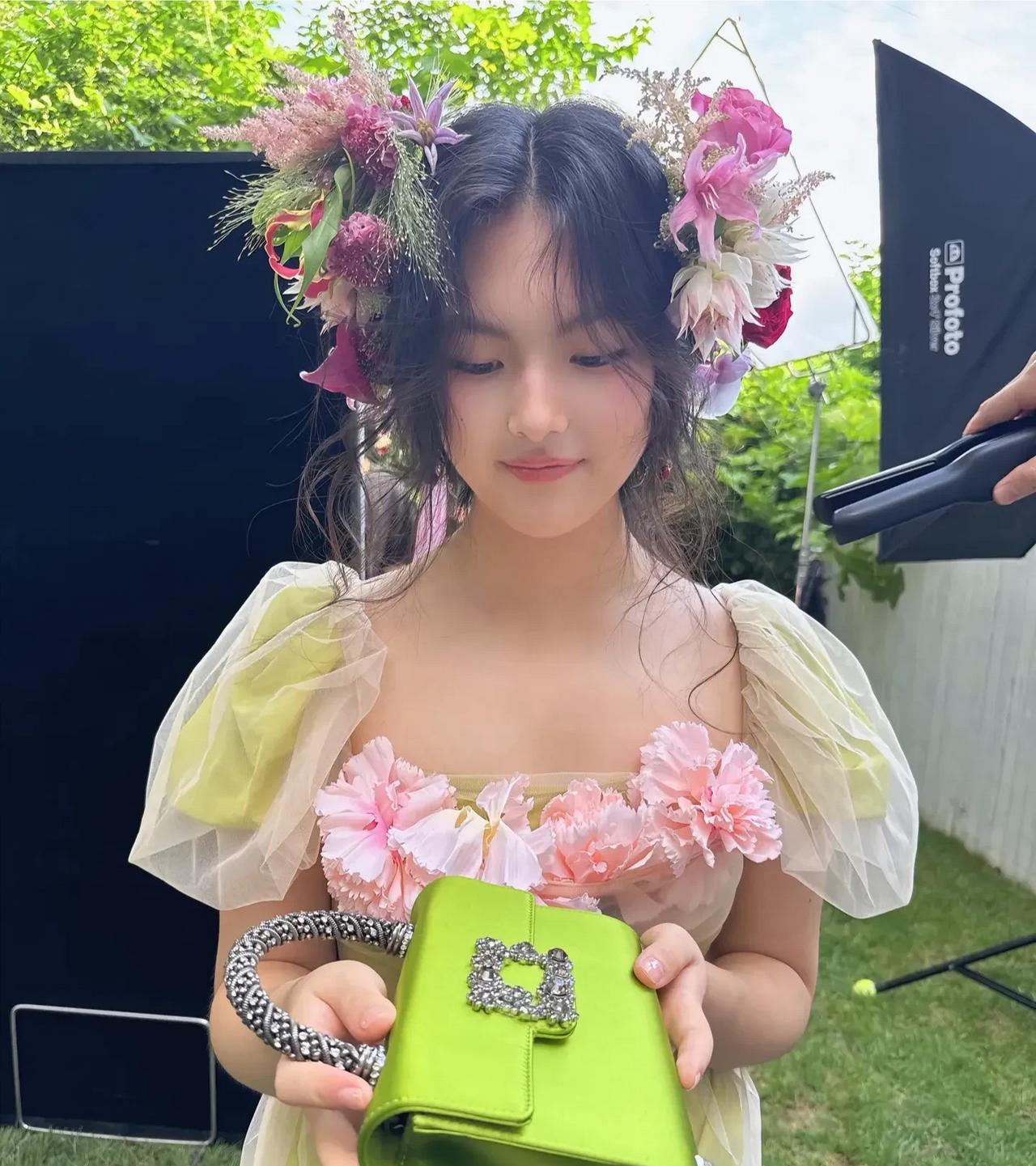 王诗龄就是
小说里描述的大家闺秀
本尊优雅气质、
知书达理的内在修养
以及端庄仪