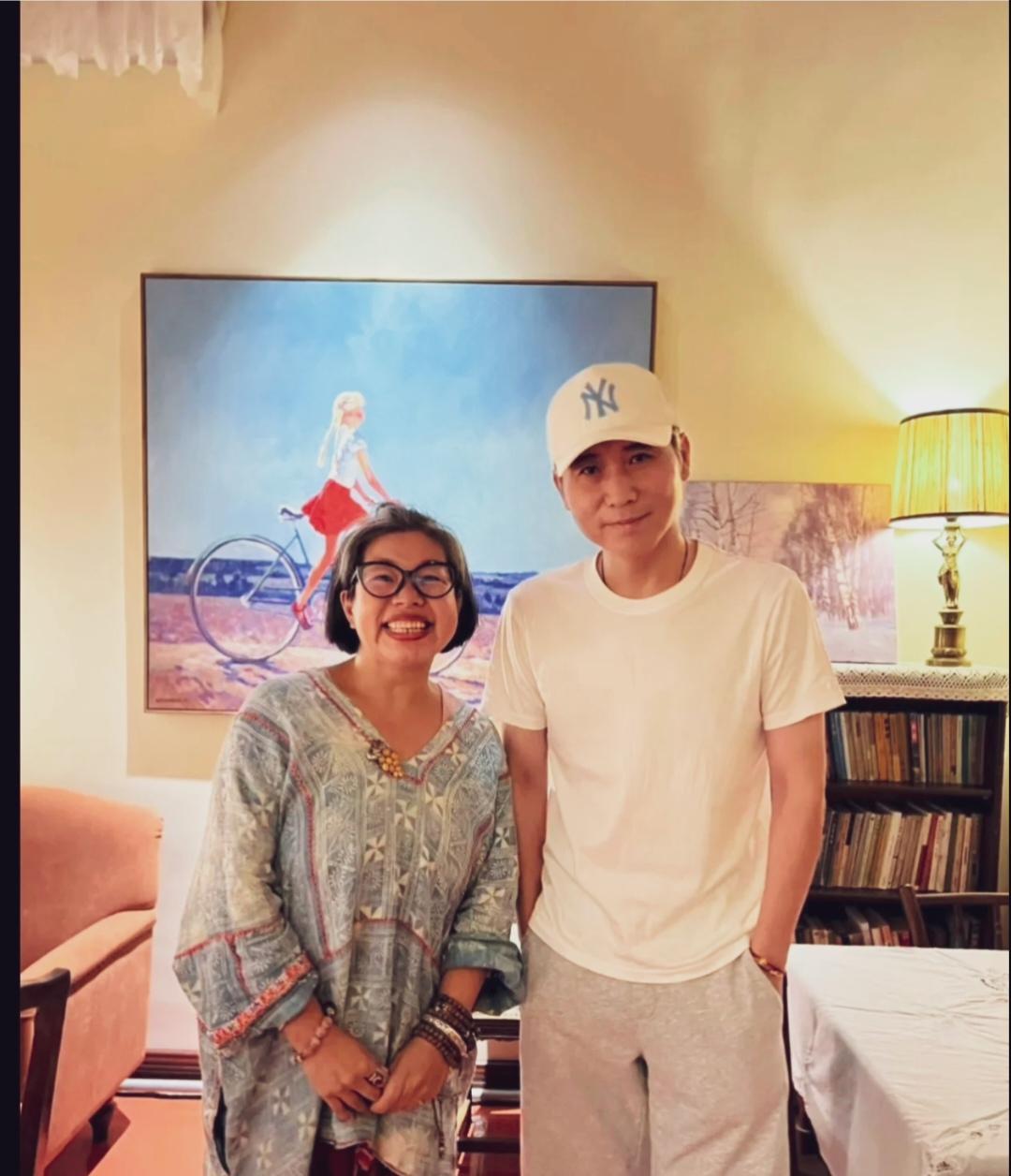 与李乃文合影看把小姑娘开心的，嘴都咧到耳根子了，脸比李乃文的脸都大。#李乃文#