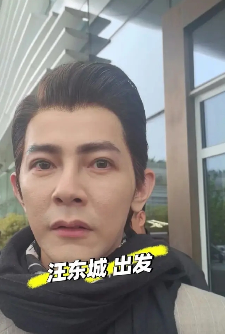 大家还是放平心态面对衰老吧！
看汪东城这张照片，没有皱纹，没脱发，皮肤也没有下垂