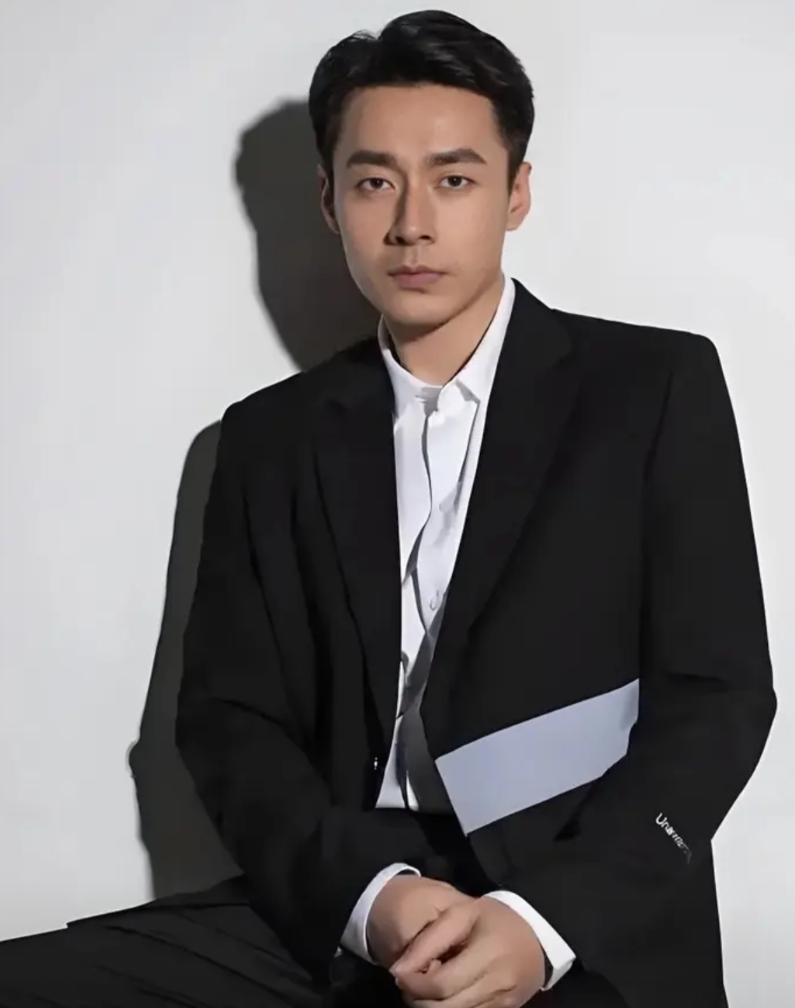 没有脱不下的长衫，41岁男演员于清斌转行送外卖了，他说，自从送外卖以后，差点忘记