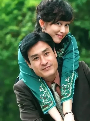 这两位演员，真是典型的戏红人不红啊！但他们对表演的热爱，却丝毫未减。工作时，他们