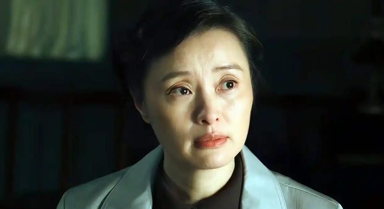 继续追剧《沉默的荣耀》。
朱枫(吴越饰演）住在女儿阿菊的家里，方便做地下工作。