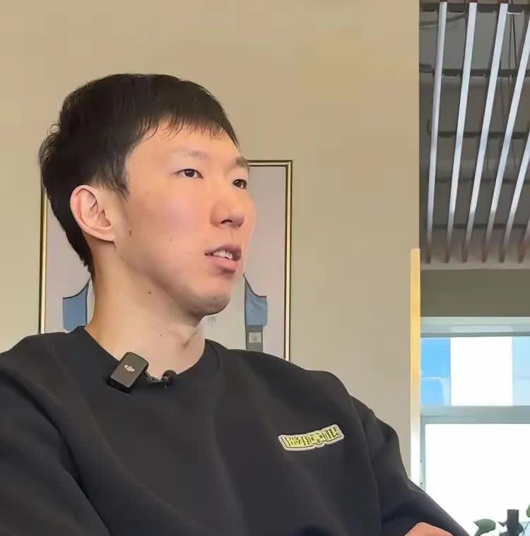 周琦又伤了？

这次没人再信。

亚洲杯决赛夜，胡金秋拖着一条伤腿抢下最