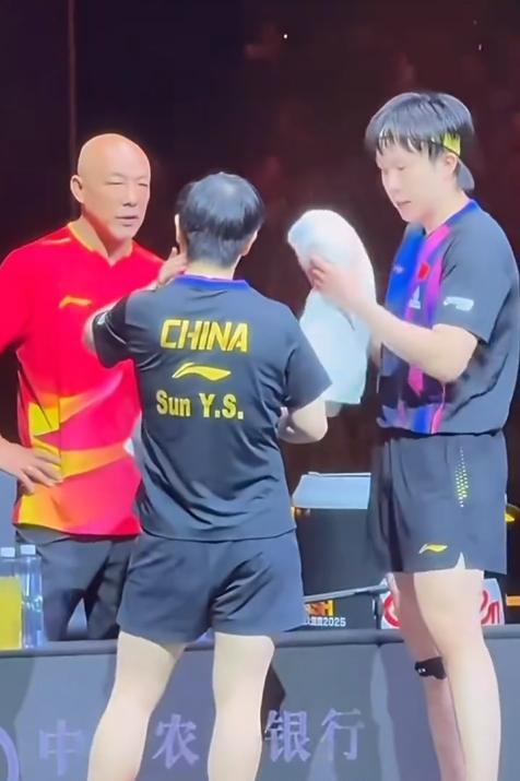 肖导：我差点就能插上话了。
还是带一胎幸福啊，虽然昨晚俩人首局没有拿下来，但是央