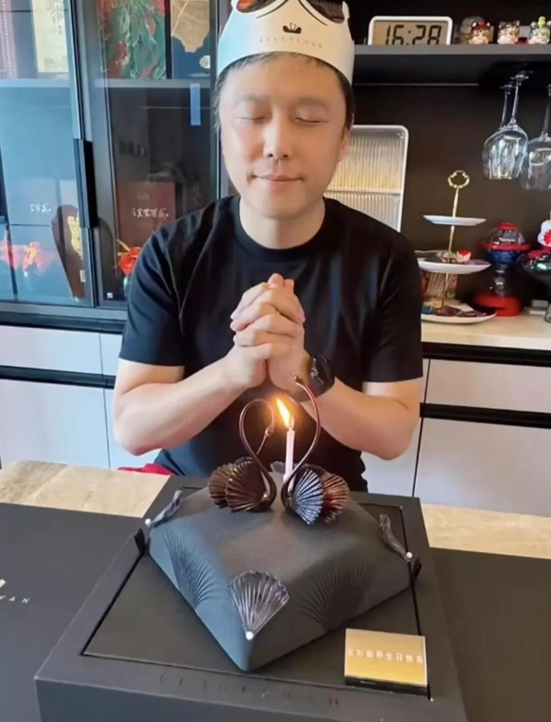 志强教练生日，黑天鹅安排全家人祝福~
志强昨天生日，正值父亲节，这个节日老板陪女
