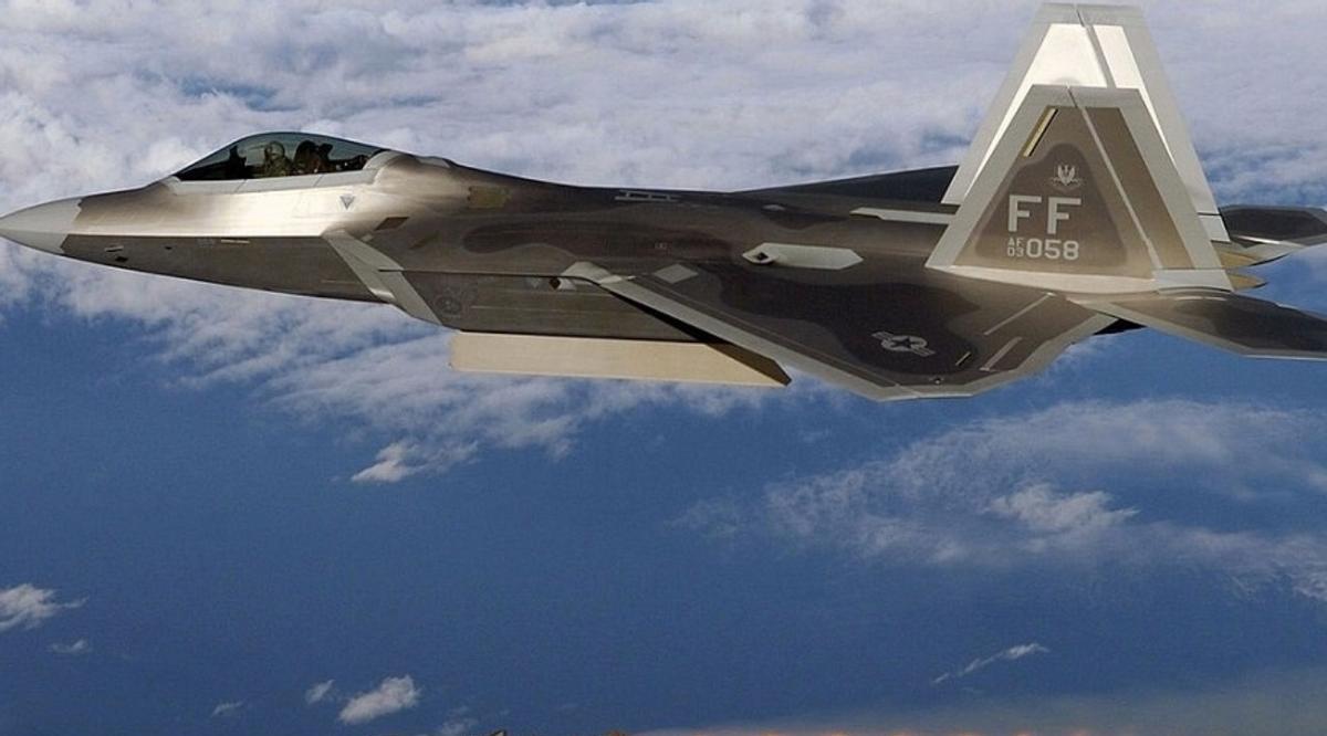 【F-22破格卖给日本，“懂王”究竟想做什么？】
日前“懂王”和石破茂通话时突然