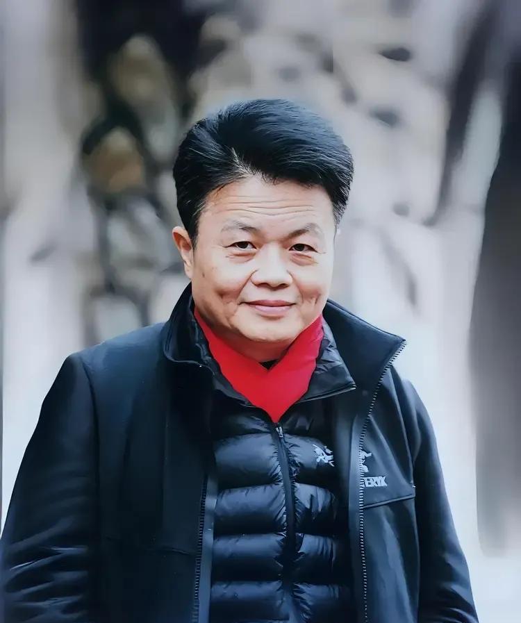 2000年，尹霄任山东鲁能俱乐部主教练。2004年张继科被国家队开除回到山东，是