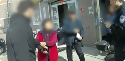 “绝对不可能抓错人！”近日，山东烟台，一位75岁的大妈在楼下突然抓住一个黑衣男子