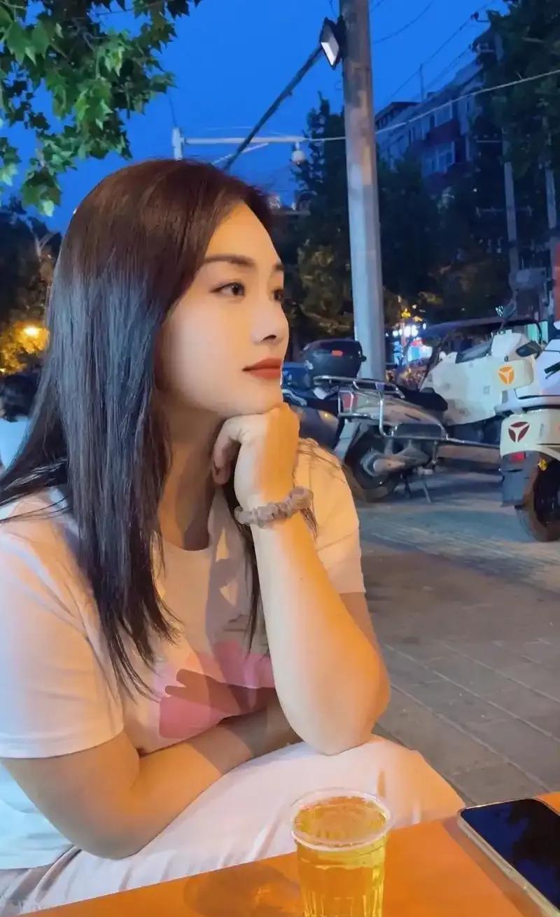 我到现在也没分析出一个所以然，所有认识的漂亮女人家庭生活都不咋样。  这让我百思